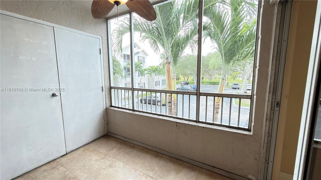 合同活跃: $1,600 (1 贝兹, 1 浴室, 804 平方英尺)