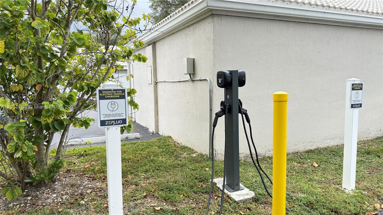 合同活跃: $1,600 (1 贝兹, 1 浴室, 804 平方英尺)