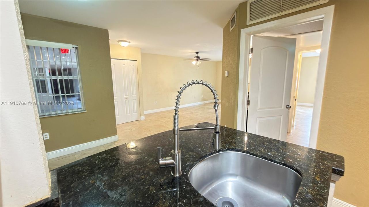 合同活跃: $1,600 (1 贝兹, 1 浴室, 804 平方英尺)