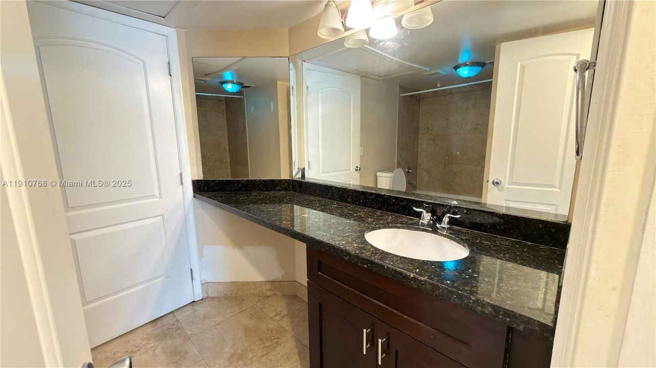 合同活跃: $1,600 (1 贝兹, 1 浴室, 804 平方英尺)