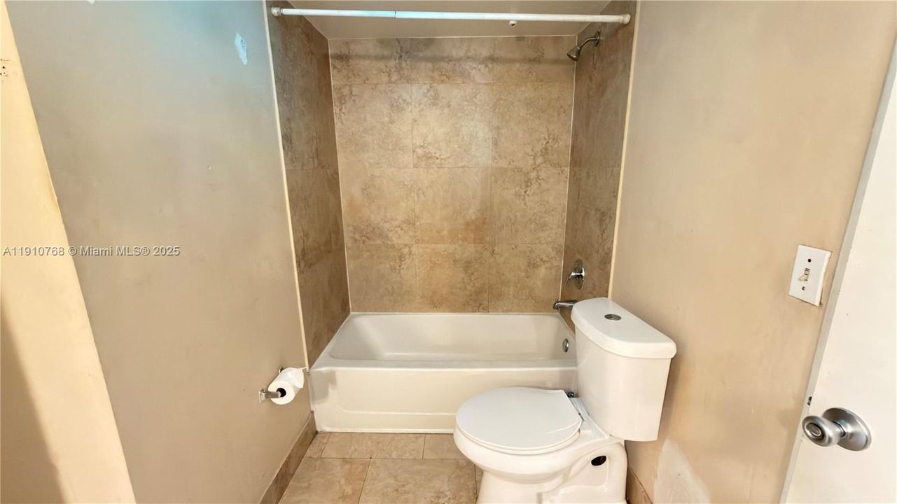 合同活跃: $1,600 (1 贝兹, 1 浴室, 804 平方英尺)