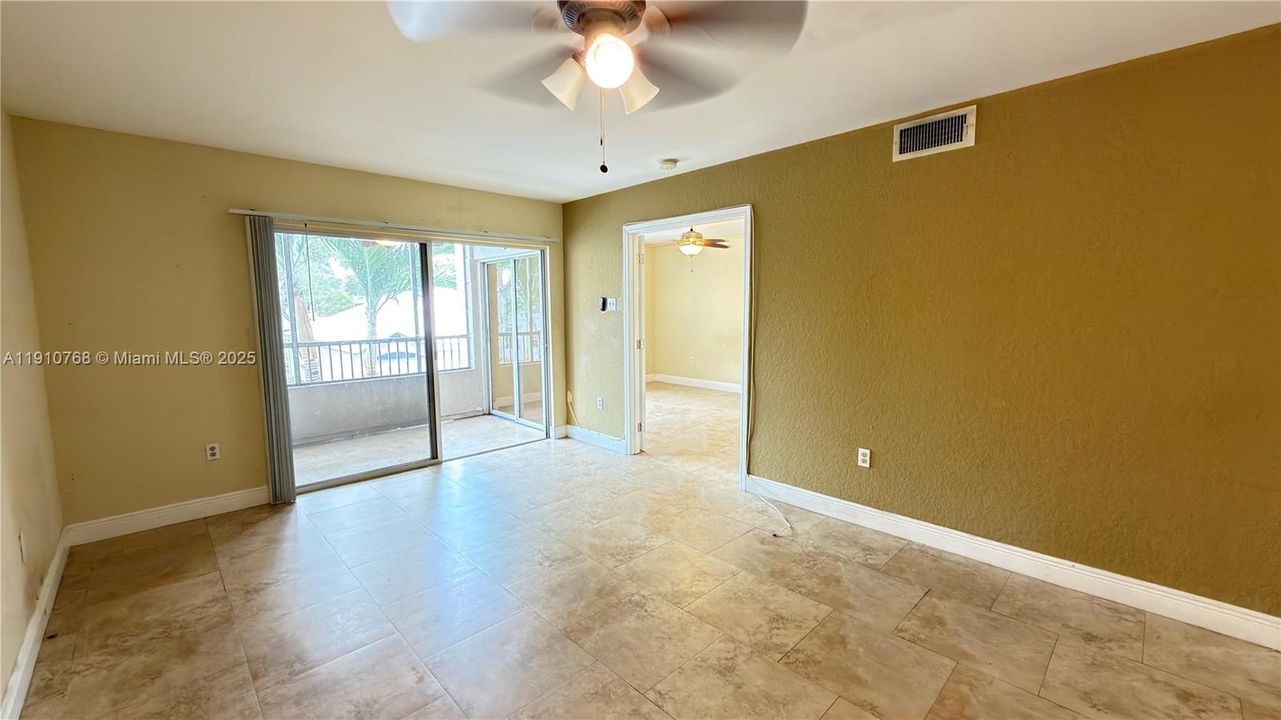 合同活跃: $1,600 (1 贝兹, 1 浴室, 804 平方英尺)