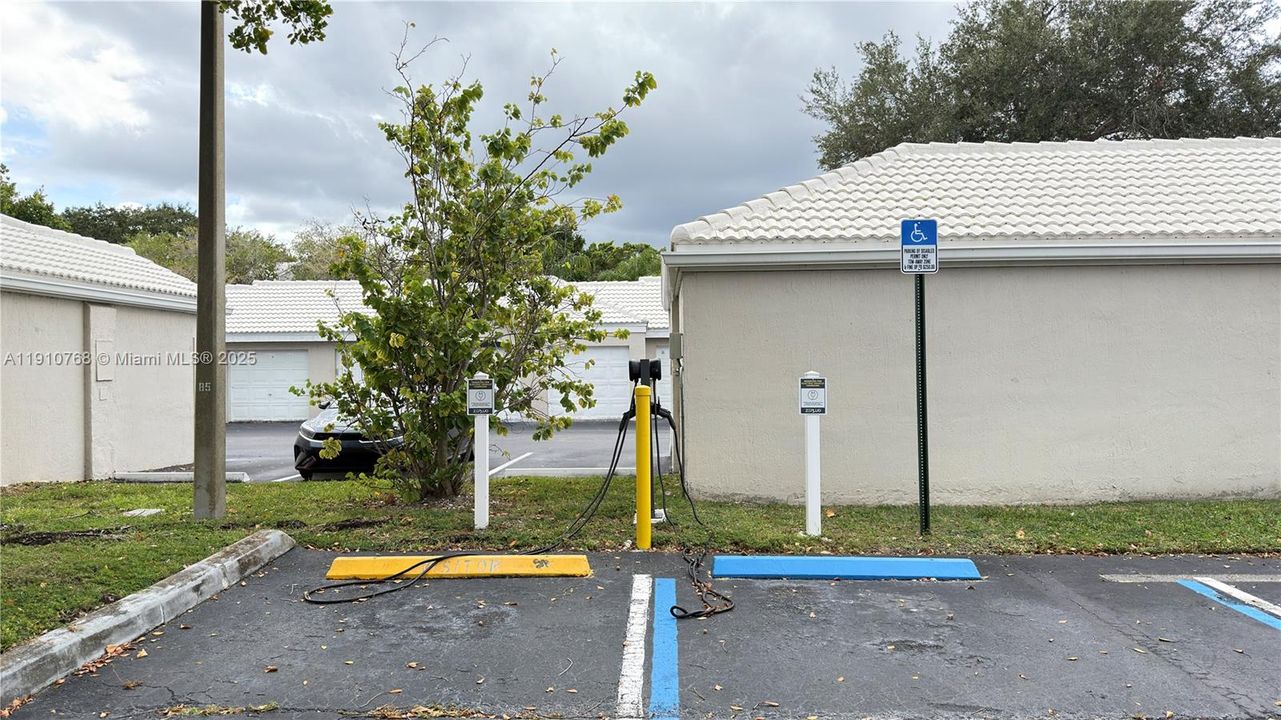 合同活跃: $1,600 (1 贝兹, 1 浴室, 804 平方英尺)