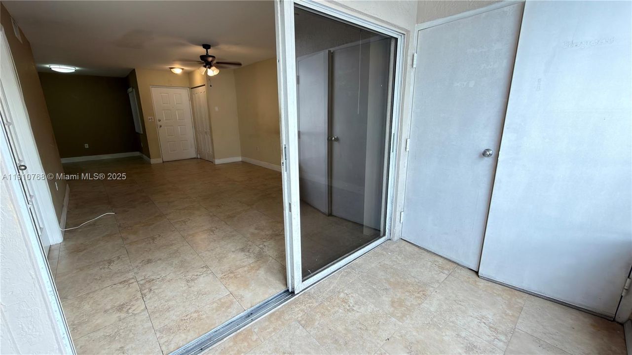 合同活跃: $1,600 (1 贝兹, 1 浴室, 804 平方英尺)