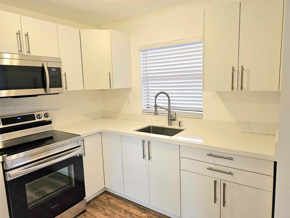 合同活跃: $119,000 (1 贝兹, 1 浴室, 860 平方英尺)