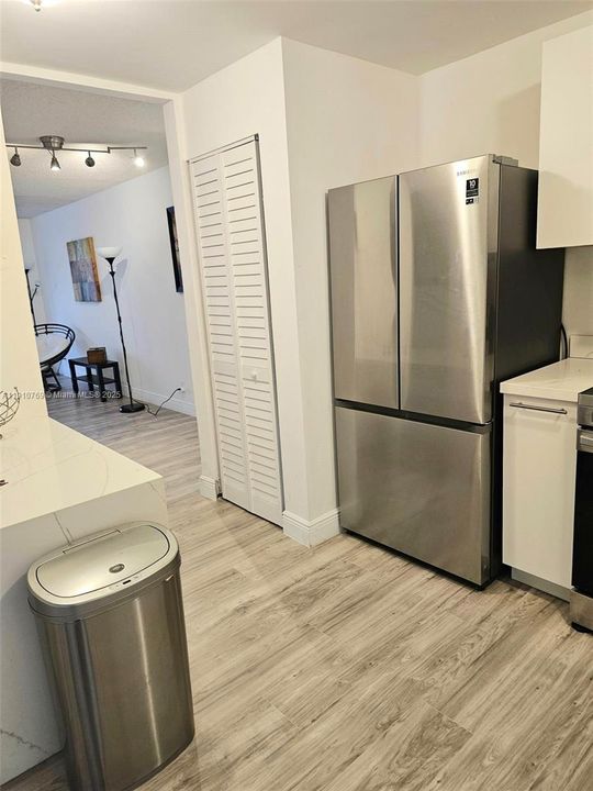 合同活跃: $119,000 (1 贝兹, 1 浴室, 860 平方英尺)