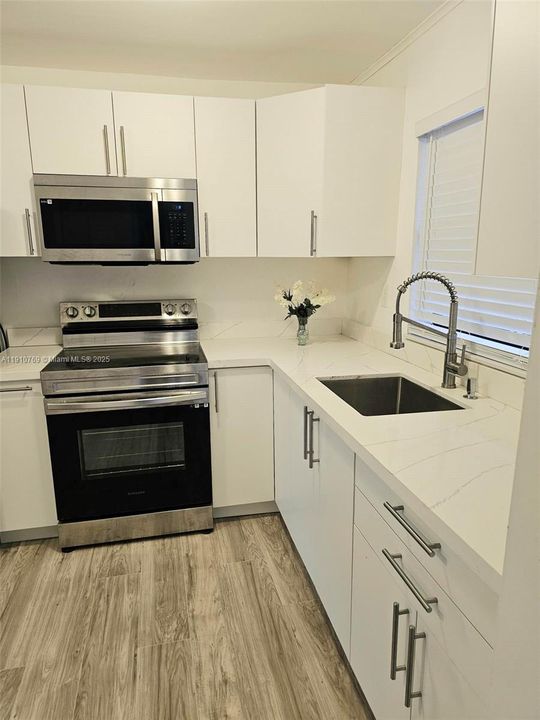 合同活跃: $119,000 (1 贝兹, 1 浴室, 860 平方英尺)