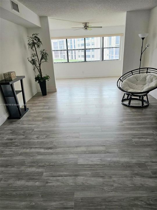 合同活跃: $119,000 (1 贝兹, 1 浴室, 860 平方英尺)