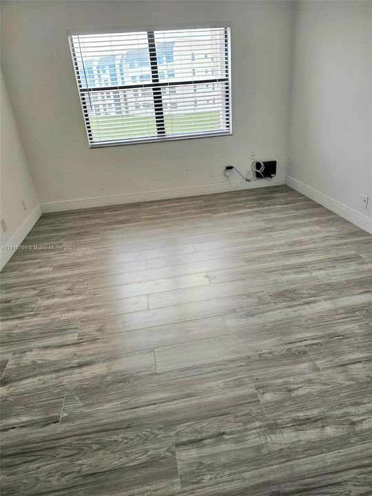 合同活跃: $119,000 (1 贝兹, 1 浴室, 860 平方英尺)