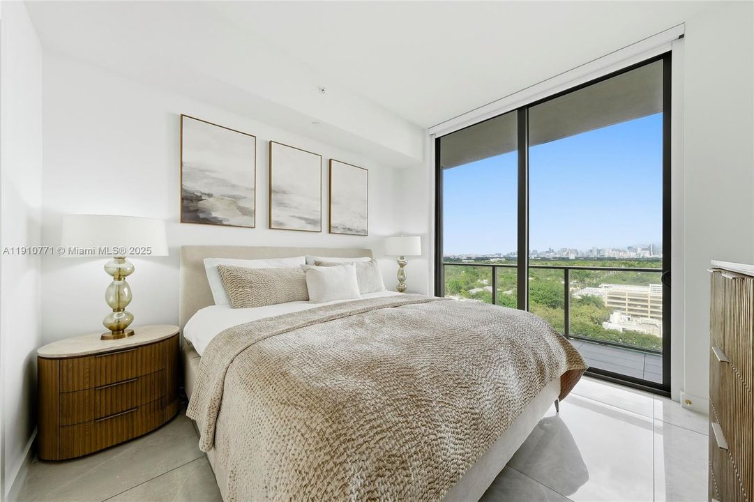 合同活跃: $1,650,000 (2 贝兹, 2 浴室, 1055 平方英尺)