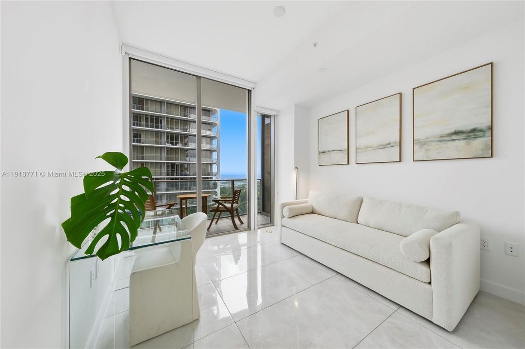 合同活跃: $1,650,000 (2 贝兹, 2 浴室, 1055 平方英尺)