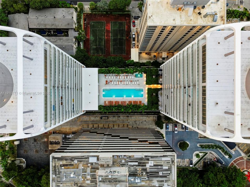 合同活跃: $1,650,000 (2 贝兹, 2 浴室, 1055 平方英尺)