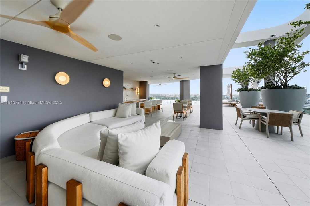 合同活跃: $1,650,000 (2 贝兹, 2 浴室, 1055 平方英尺)