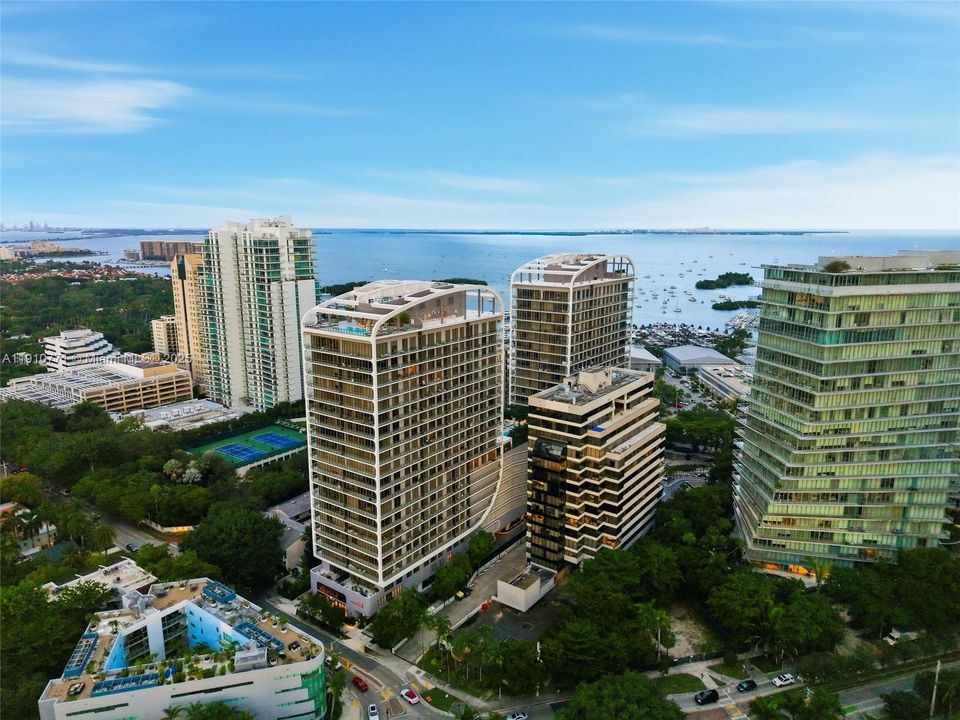 合同活跃: $1,650,000 (2 贝兹, 2 浴室, 1055 平方英尺)