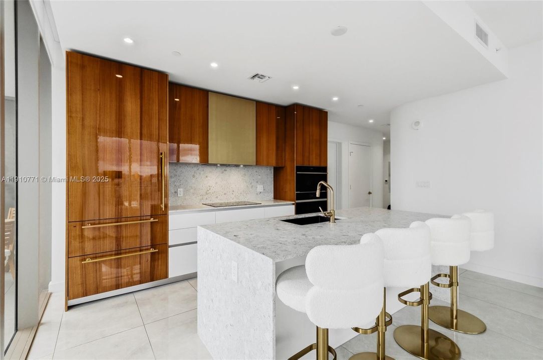 合同活跃: $1,650,000 (2 贝兹, 2 浴室, 1055 平方英尺)