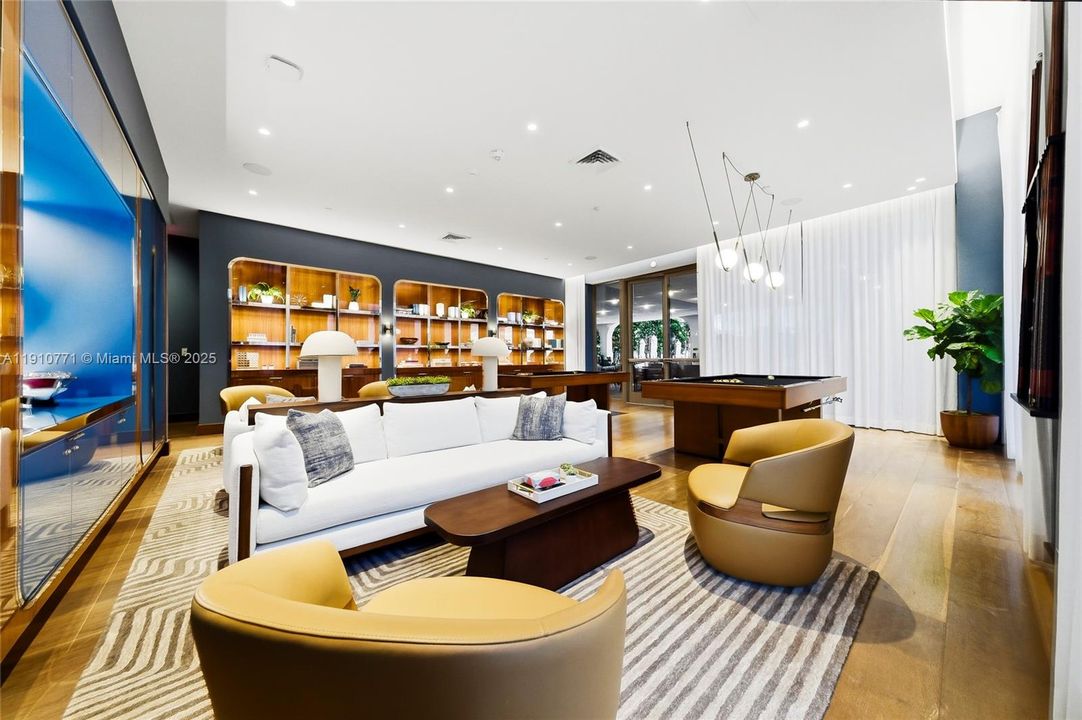 合同活跃: $1,650,000 (2 贝兹, 2 浴室, 1055 平方英尺)