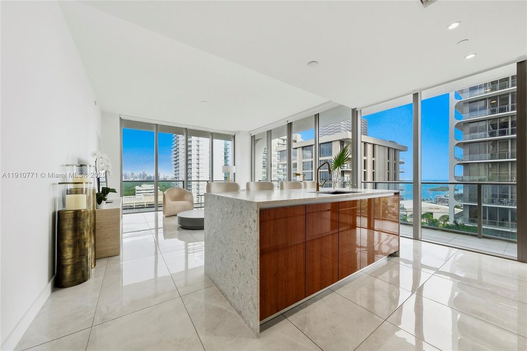 合同活跃: $1,650,000 (2 贝兹, 2 浴室, 1055 平方英尺)