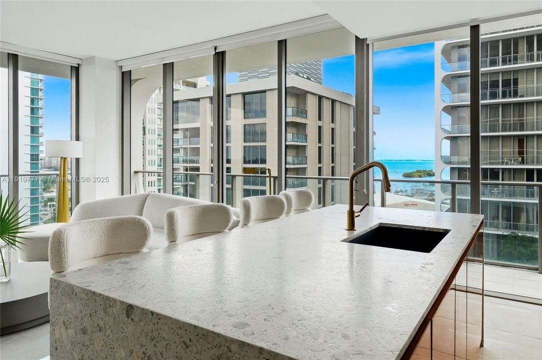 合同活跃: $1,650,000 (2 贝兹, 2 浴室, 1055 平方英尺)