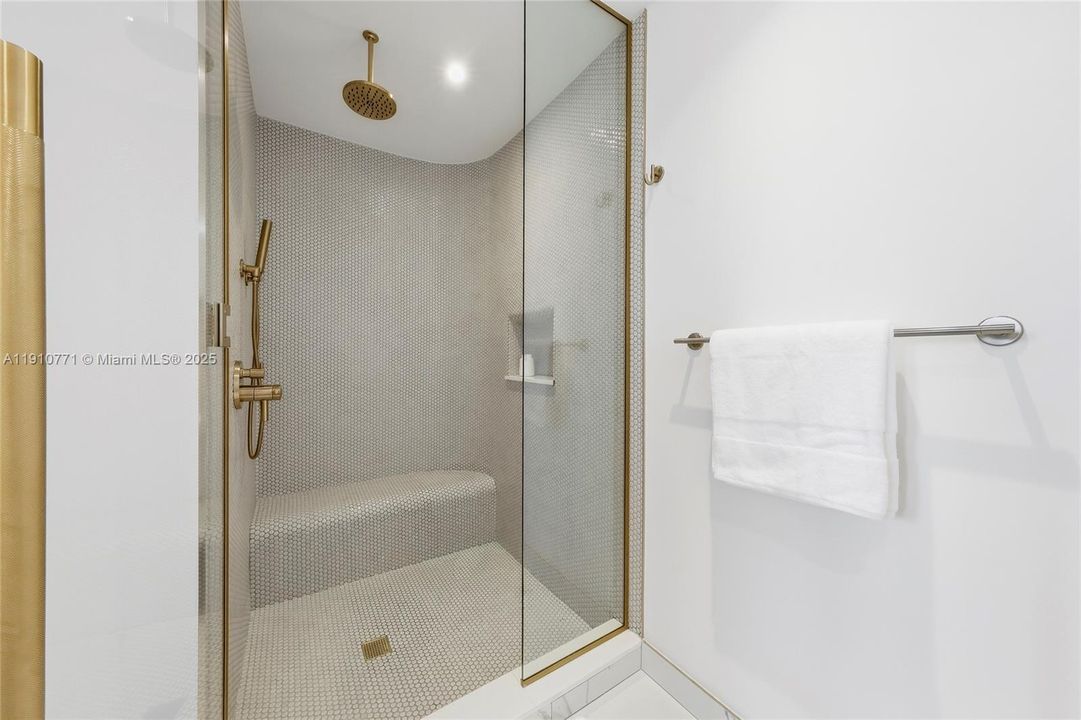 合同活跃: $1,650,000 (2 贝兹, 2 浴室, 1055 平方英尺)