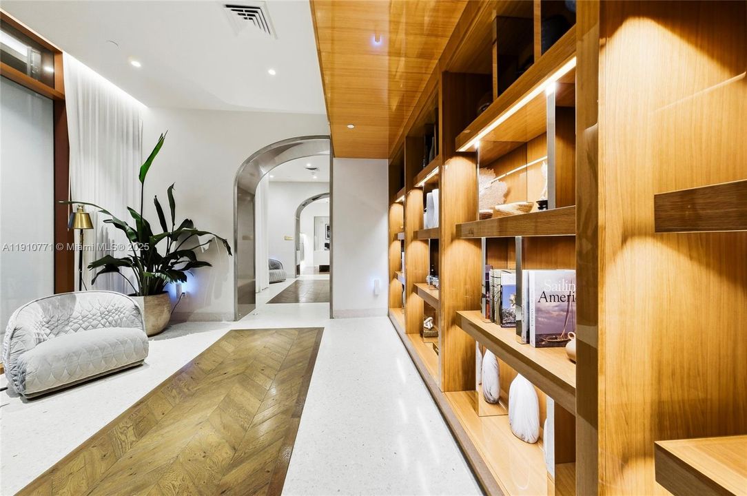 合同活跃: $1,650,000 (2 贝兹, 2 浴室, 1055 平方英尺)