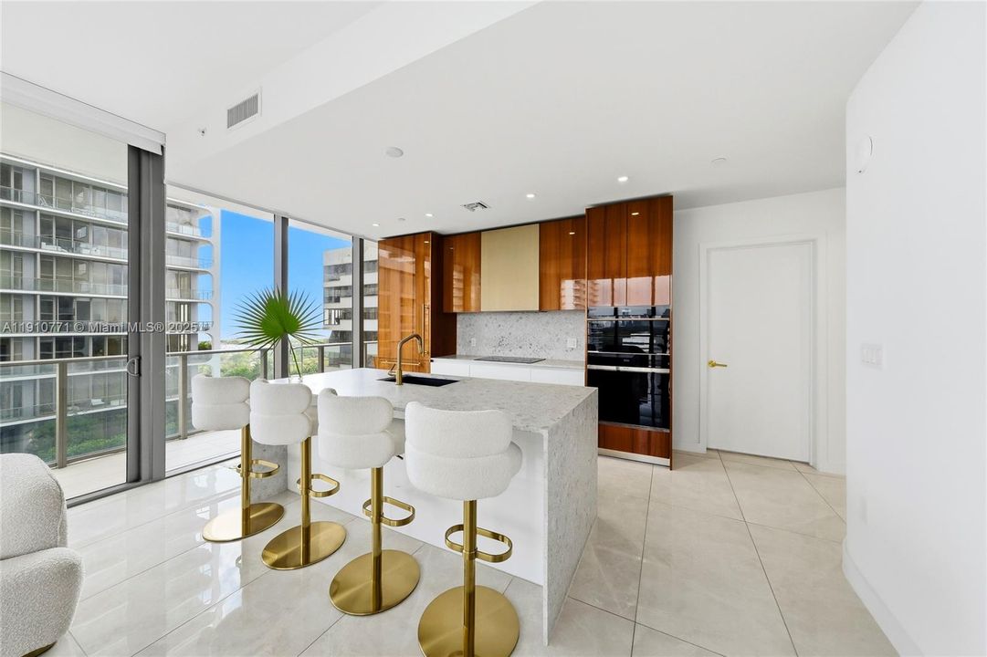 合同活跃: $1,650,000 (2 贝兹, 2 浴室, 1055 平方英尺)