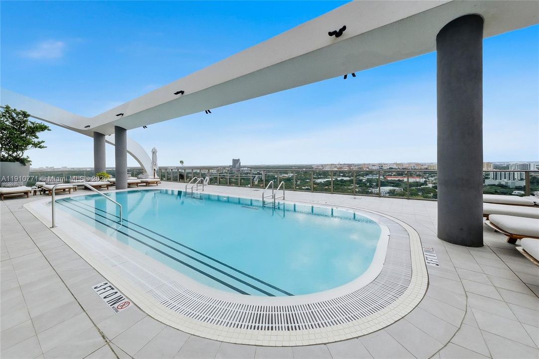 合同活跃: $1,650,000 (2 贝兹, 2 浴室, 1055 平方英尺)