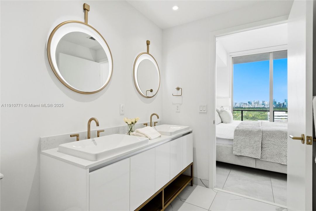 合同活跃: $1,650,000 (2 贝兹, 2 浴室, 1055 平方英尺)