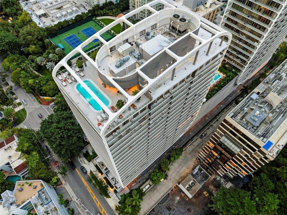 合同活跃: $1,650,000 (2 贝兹, 2 浴室, 1055 平方英尺)