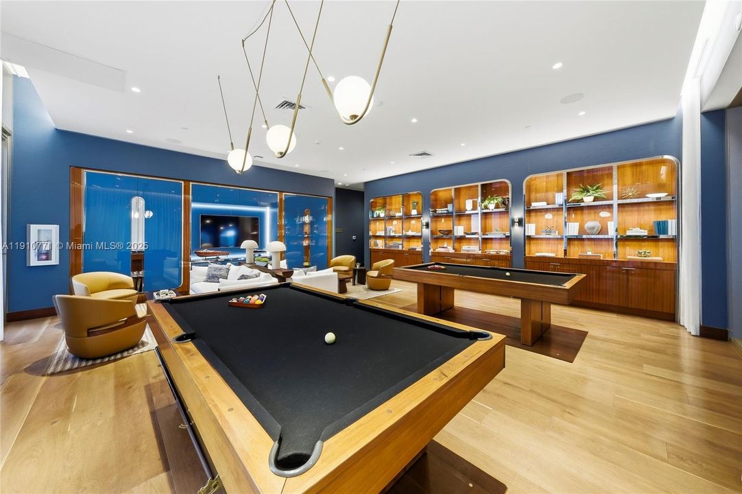 合同活跃: $1,650,000 (2 贝兹, 2 浴室, 1055 平方英尺)