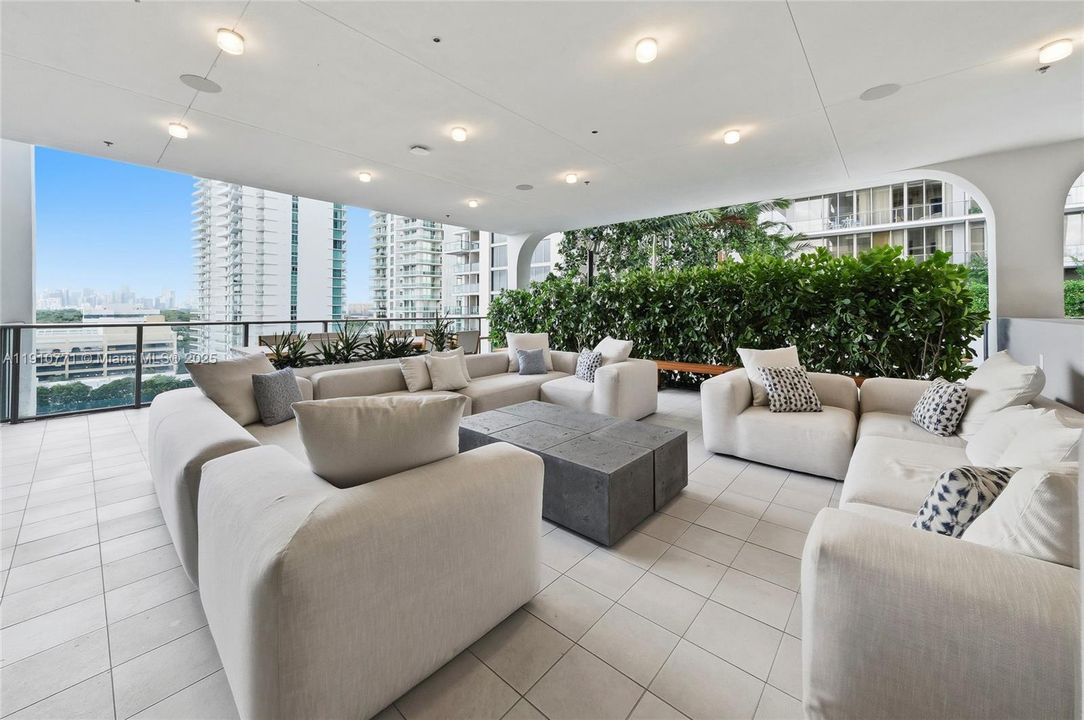 合同活跃: $1,650,000 (2 贝兹, 2 浴室, 1055 平方英尺)