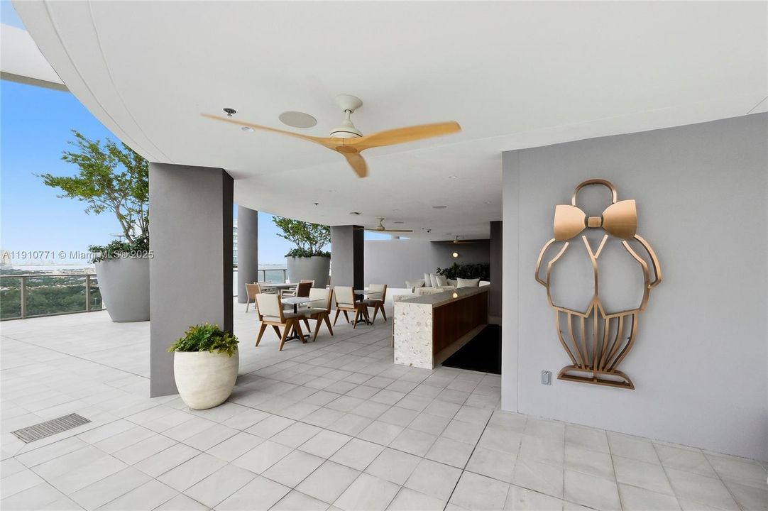 合同活跃: $1,650,000 (2 贝兹, 2 浴室, 1055 平方英尺)