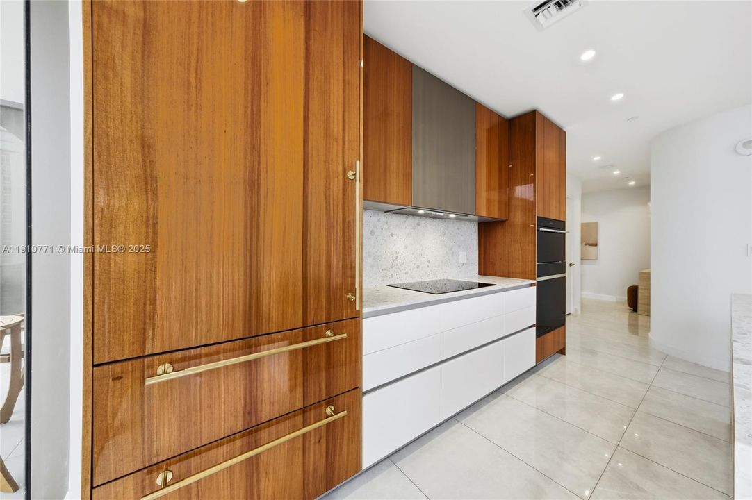 合同活跃: $1,650,000 (2 贝兹, 2 浴室, 1055 平方英尺)