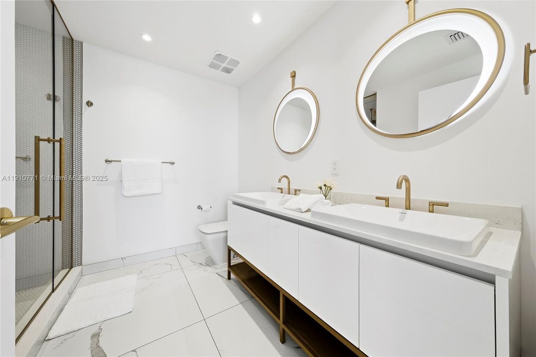 合同活跃: $1,650,000 (2 贝兹, 2 浴室, 1055 平方英尺)