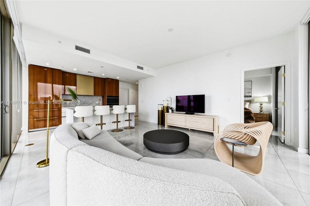 合同活跃: $1,650,000 (2 贝兹, 2 浴室, 1055 平方英尺)