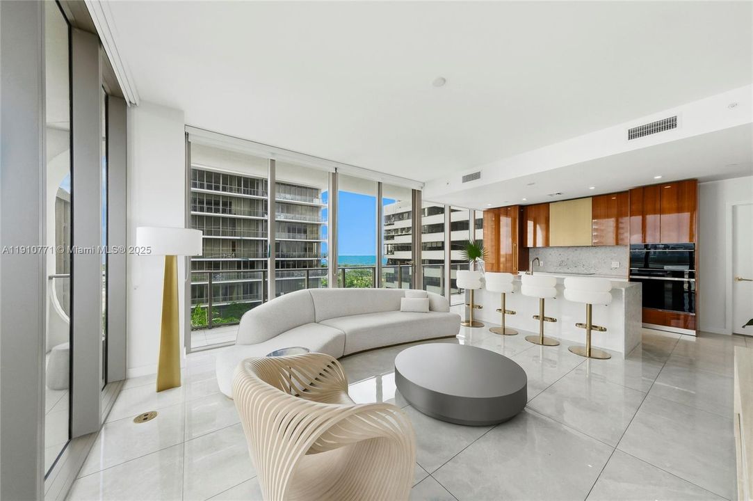 合同活跃: $1,650,000 (2 贝兹, 2 浴室, 1055 平方英尺)