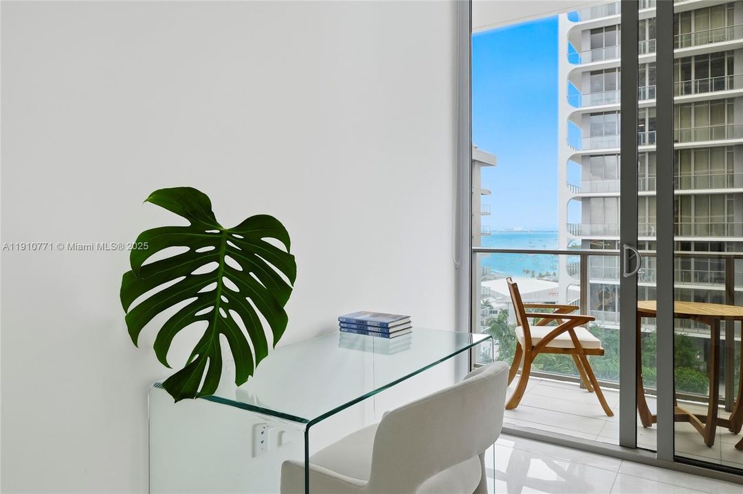 合同活跃: $1,650,000 (2 贝兹, 2 浴室, 1055 平方英尺)