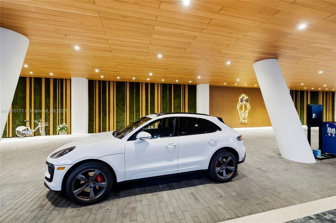 合同活跃: $1,650,000 (2 贝兹, 2 浴室, 1055 平方英尺)