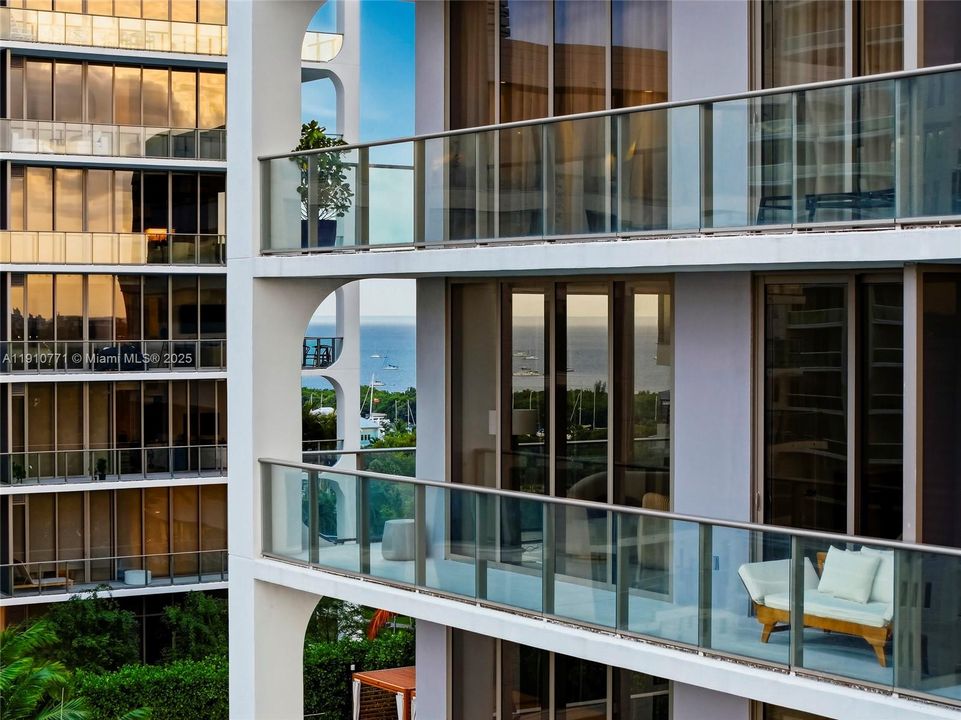 合同活跃: $1,650,000 (2 贝兹, 2 浴室, 1055 平方英尺)