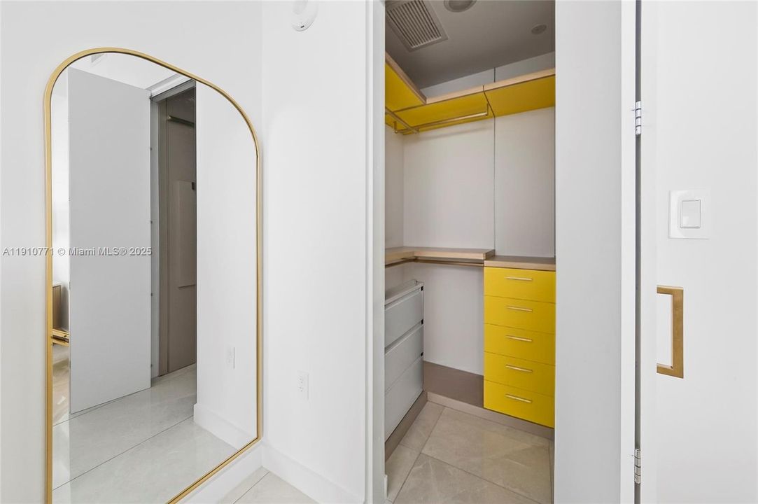 合同活跃: $1,650,000 (2 贝兹, 2 浴室, 1055 平方英尺)