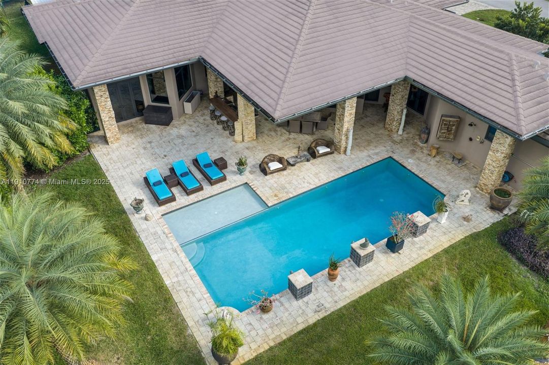 En Venta: $2,799,000 (4 camas, 4 baños, 4350 Pies cuadrados)