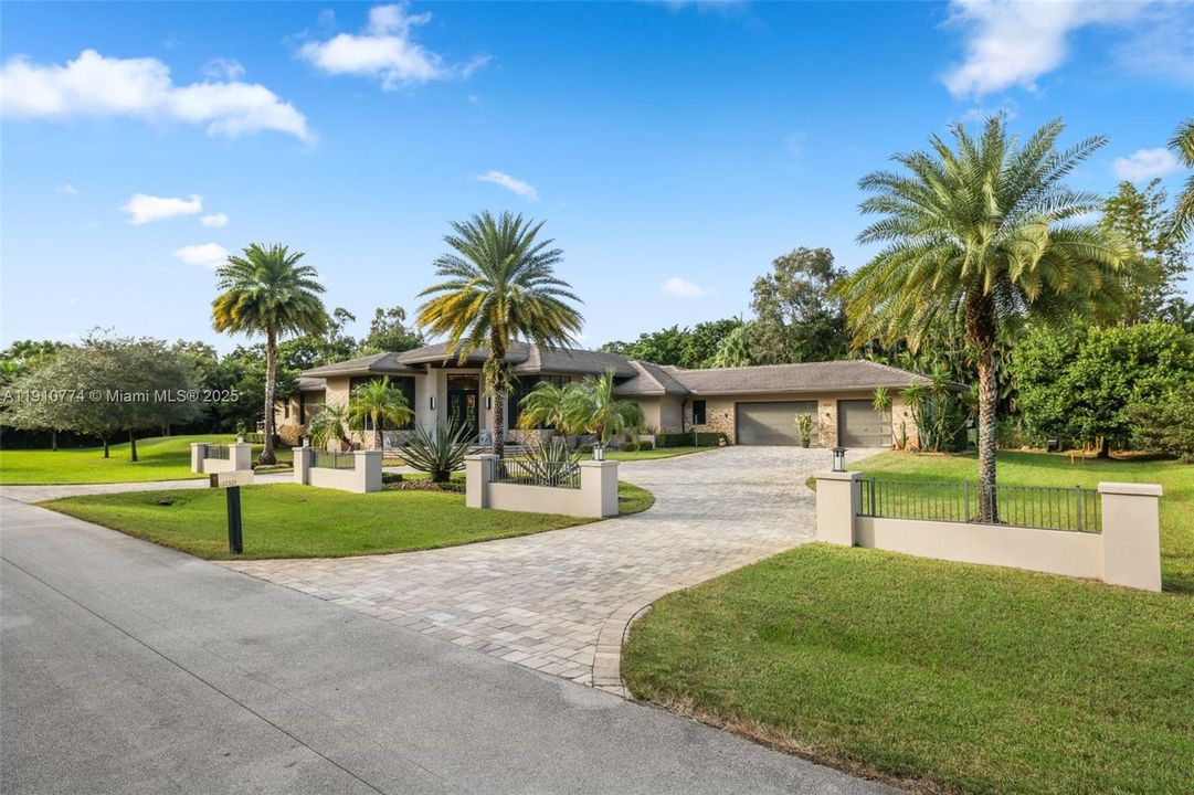 En Venta: $2,799,000 (4 camas, 4 baños, 4350 Pies cuadrados)