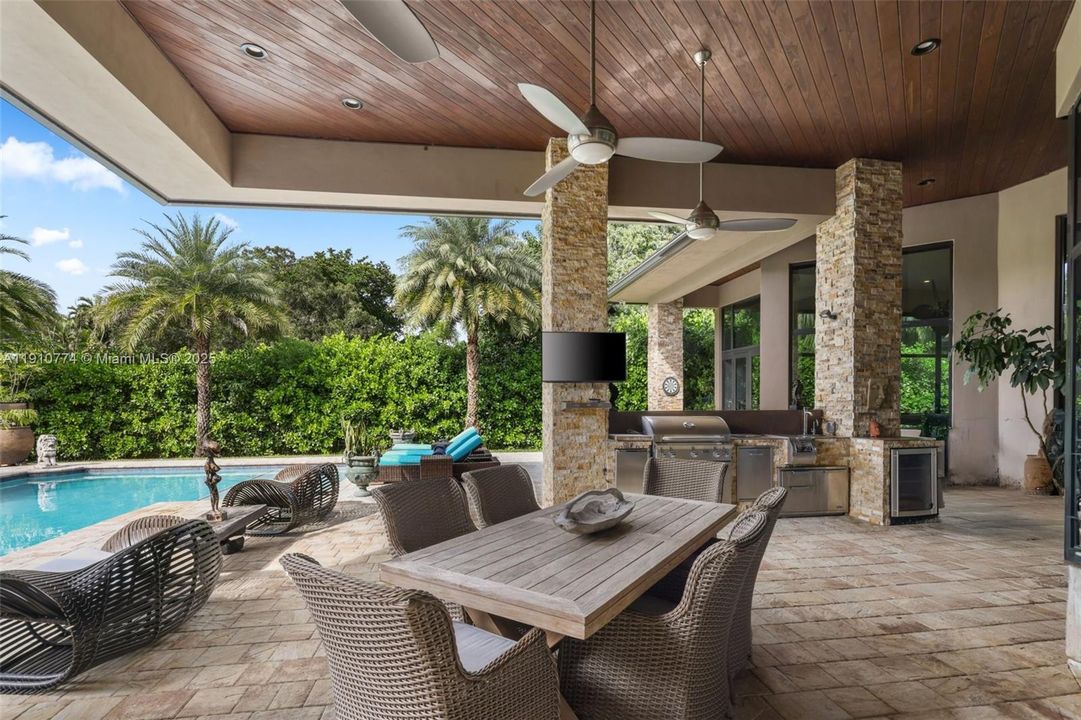 En Venta: $2,799,000 (4 camas, 4 baños, 4350 Pies cuadrados)