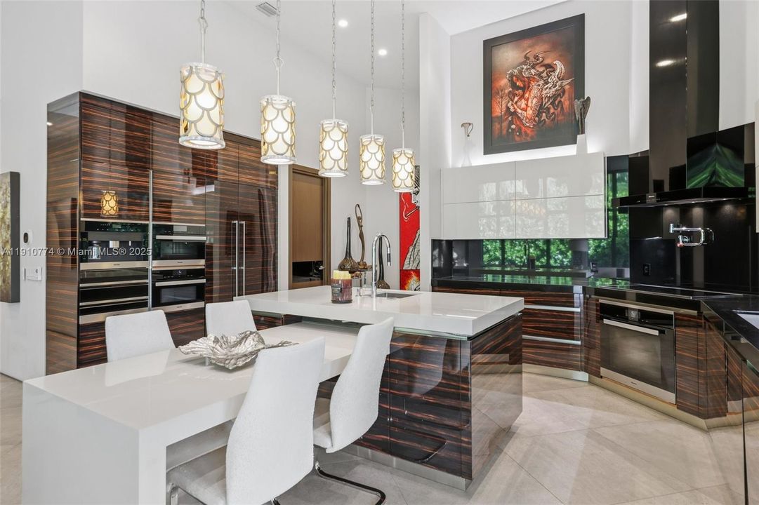 En Venta: $2,799,000 (4 camas, 4 baños, 4350 Pies cuadrados)