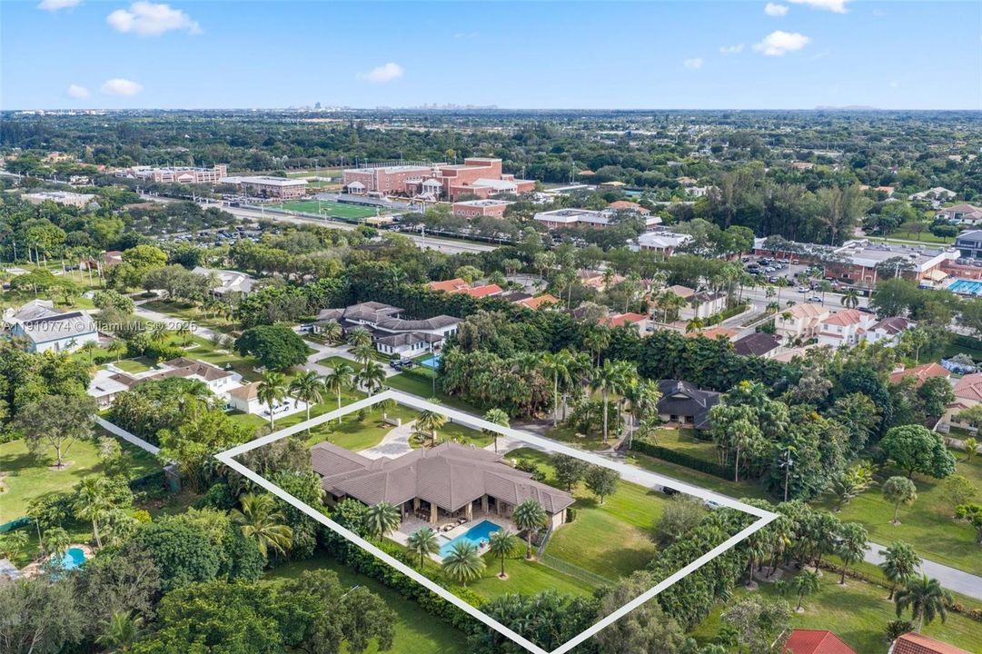 En Venta: $2,799,000 (4 camas, 4 baños, 4350 Pies cuadrados)