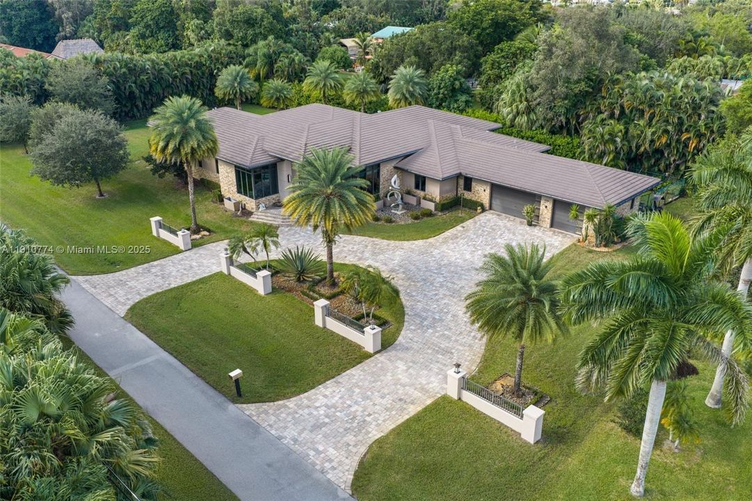 En Venta: $2,799,000 (4 camas, 4 baños, 4350 Pies cuadrados)