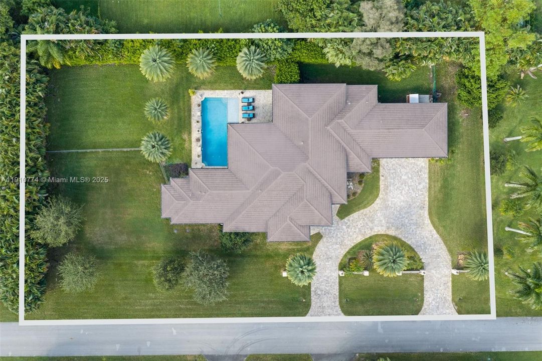 En Venta: $2,799,000 (4 camas, 4 baños, 4350 Pies cuadrados)