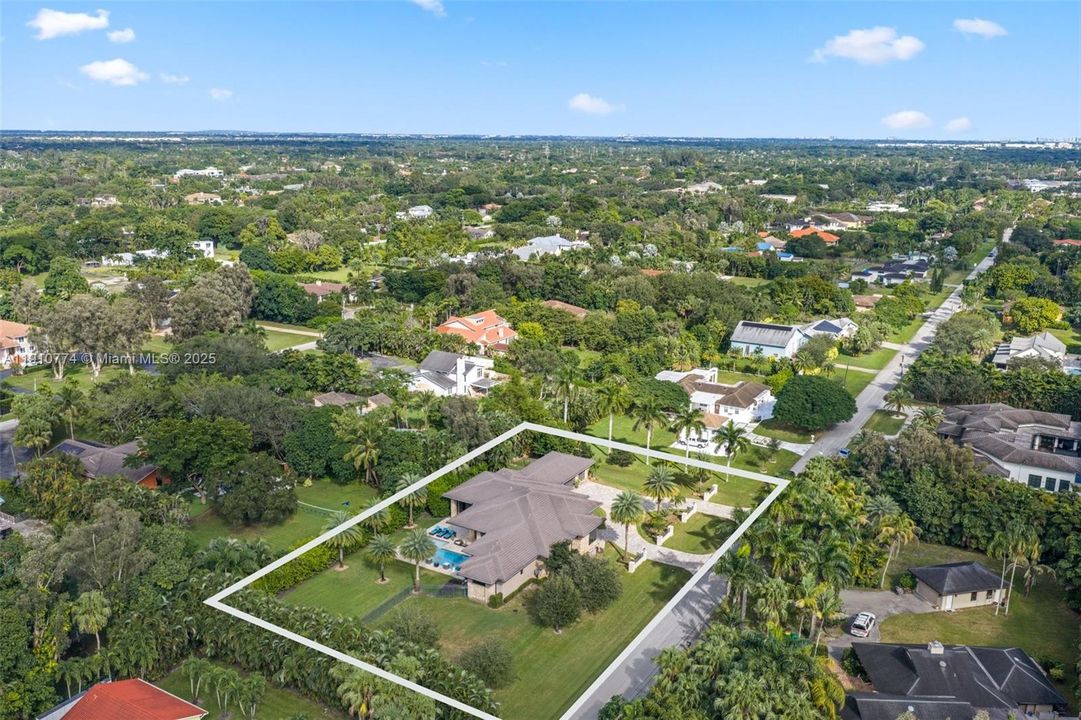 En Venta: $2,799,000 (4 camas, 4 baños, 4350 Pies cuadrados)