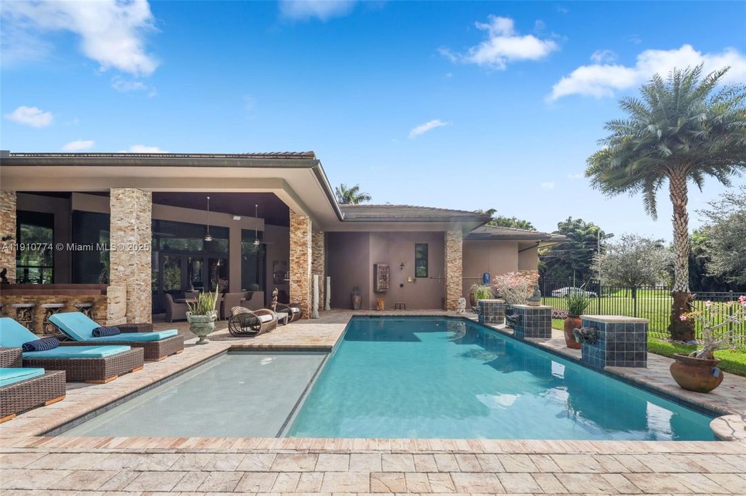 En Venta: $2,799,000 (4 camas, 4 baños, 4350 Pies cuadrados)