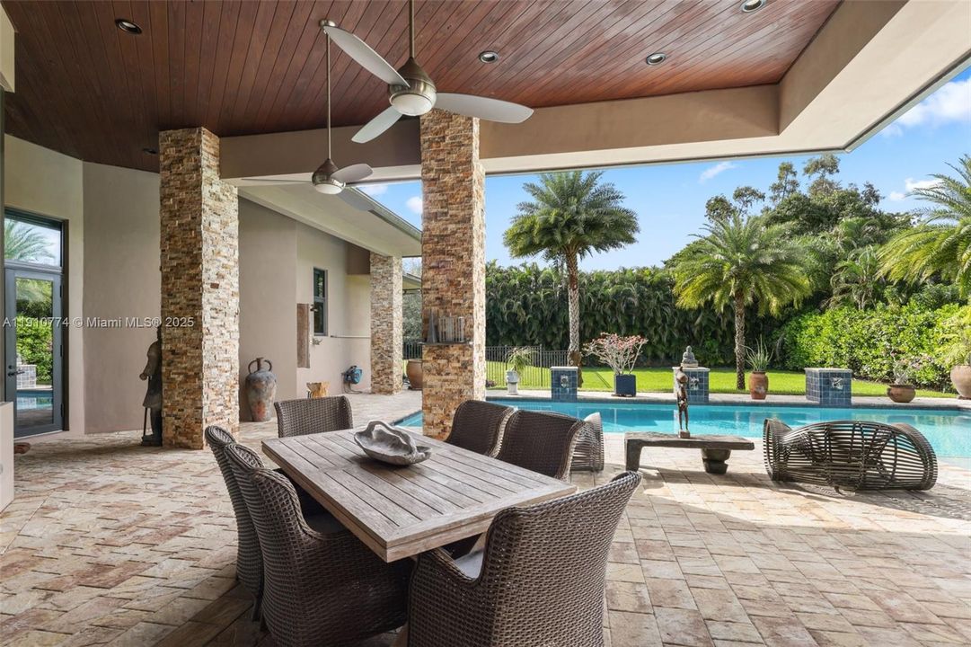 En Venta: $2,799,000 (4 camas, 4 baños, 4350 Pies cuadrados)