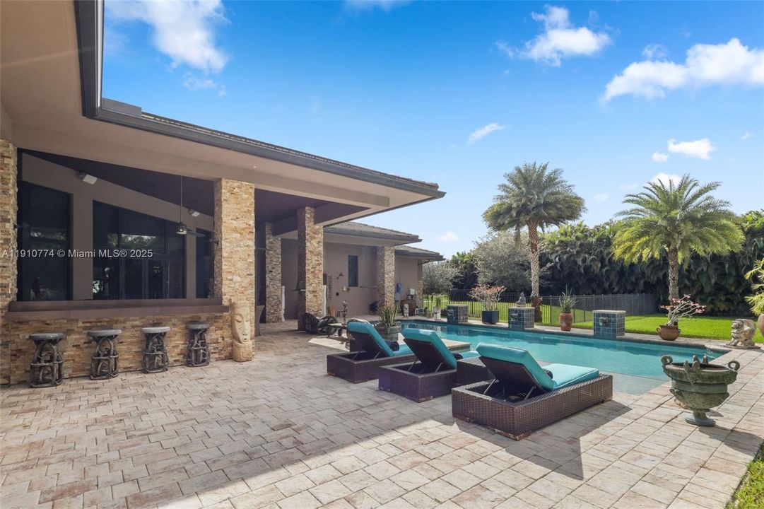 En Venta: $2,799,000 (4 camas, 4 baños, 4350 Pies cuadrados)